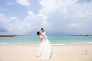 青い海とアメリカンビレッジ♡2着のドレスで叶える♡沖縄ならではのフォトプラン