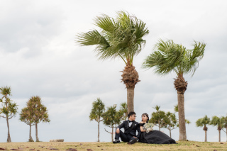 沖縄のに包まれた特別な一日♡大人っぽさと可愛らしさが詰まったウェディングフォト