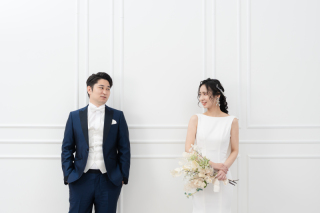 真っ白な空間で際立つお二人の絆!シンプルで洗練されたスタジオフォト体験レポート!