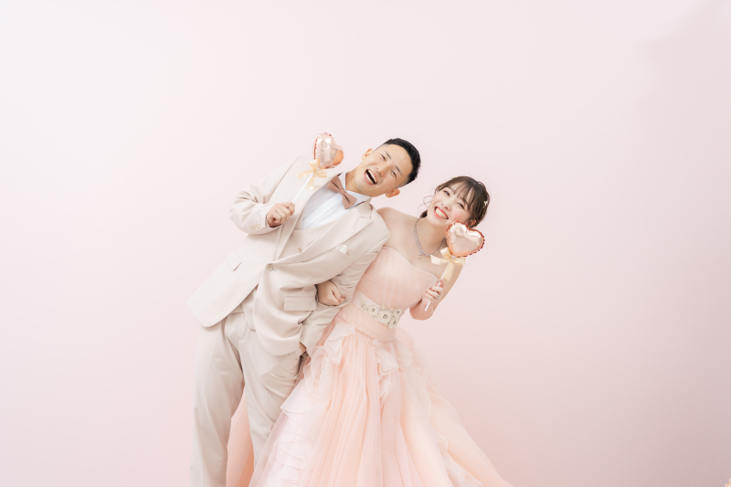 アイドルみたいにキュートに♡ピンクで統一した夢かわいいスタジオフォトウェディング