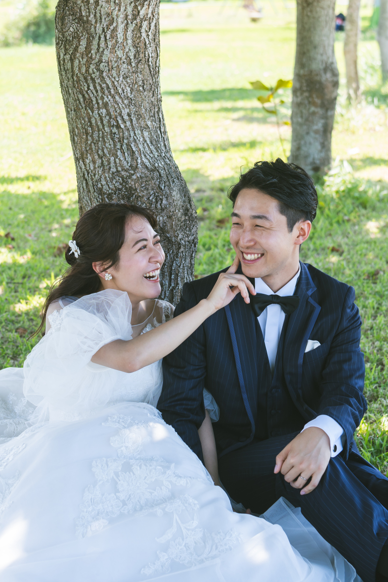ベールふわり♡海と木陰で笑顔あふれる沖縄ウェディング撮影日和♡ふたりらしさ全開!
