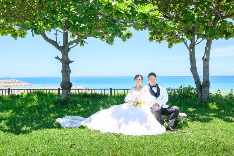 青い海と木陰のグリーンが心地いい♡自然に包まれる沖縄ロケーションフォト