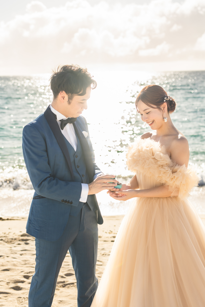 きらめく海を背景に♡カラードレスで撮影した先輩花嫁さんの撮影をご紹介♩