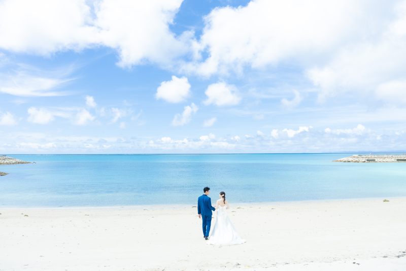 青い海と緑のトンネルに包まれて。自然の中で過ごす爽やかな沖縄フォトウェディング♡