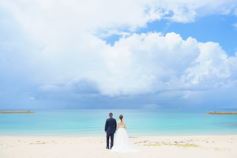 鮮やかな色彩と海の青に包まれて♡スタジオ＆ビーチで楽しむ華やかフォトウェディング