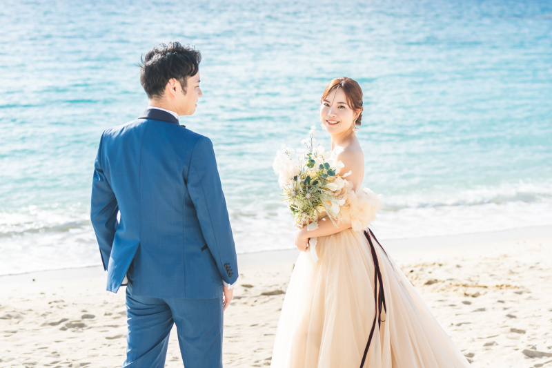 きらめく海を背景に♡カラードレスで撮影した先輩花嫁さんの撮影をご紹介♩