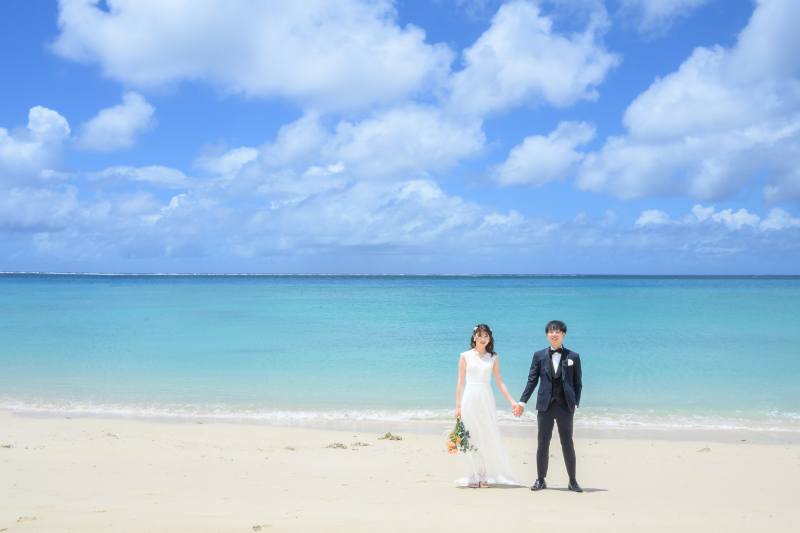 家族みんなで沖縄の青空の下へ♡笑顔いっぱいのナチュラルビーチフォトウェディング