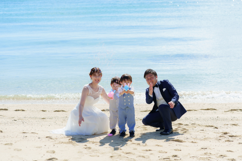 元気いっぱいのお子様と一緒に楽しむ！家族みんなで笑顔あふれる沖縄ビーチフォト♡