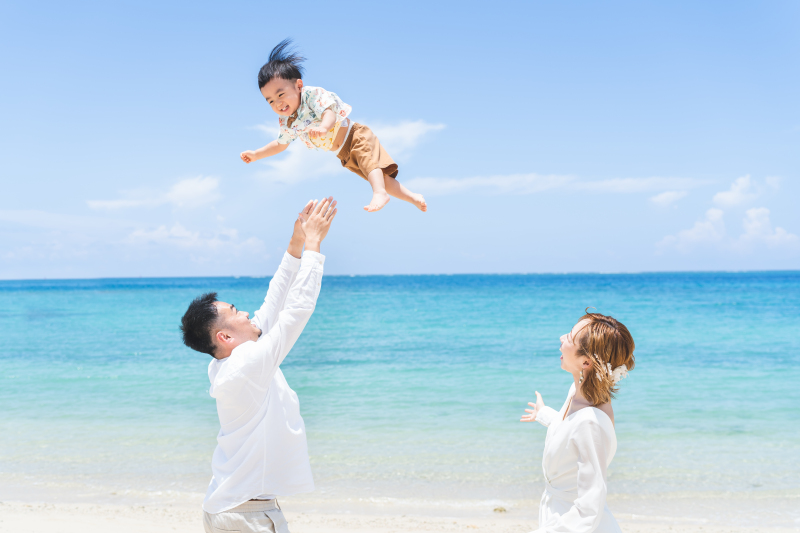 青空と海に映えるおしゃれ夫婦♡笑顔と家族の絆を残す沖縄ビーチフォト