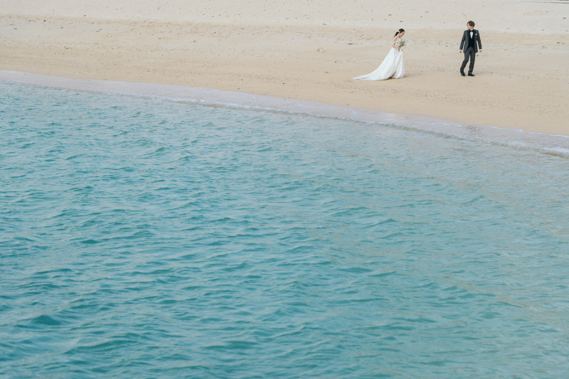 撮影中のサプライズも思い出に✈️沖縄のビーチで叶えるウェデングフォト