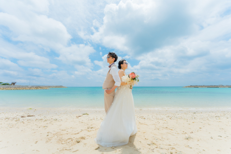 指輪フレームで見つめ合う♡沖縄ビーチの笑顔ウェディング日和♪ふたりの記録を残す日