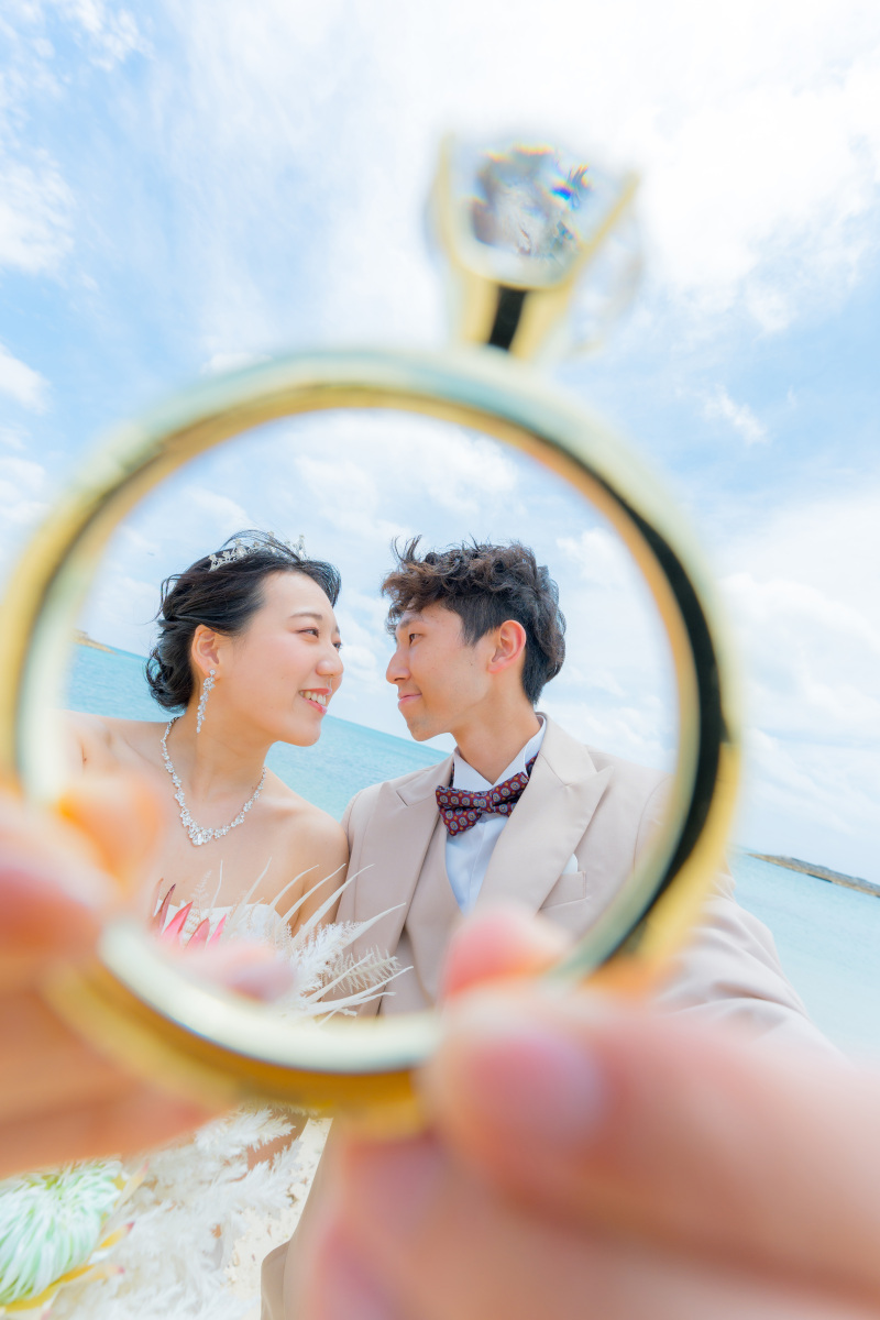 指輪フレームで見つめ合う♡沖縄ビーチの笑顔ウェディング日和♪ふたりの記録を残す日