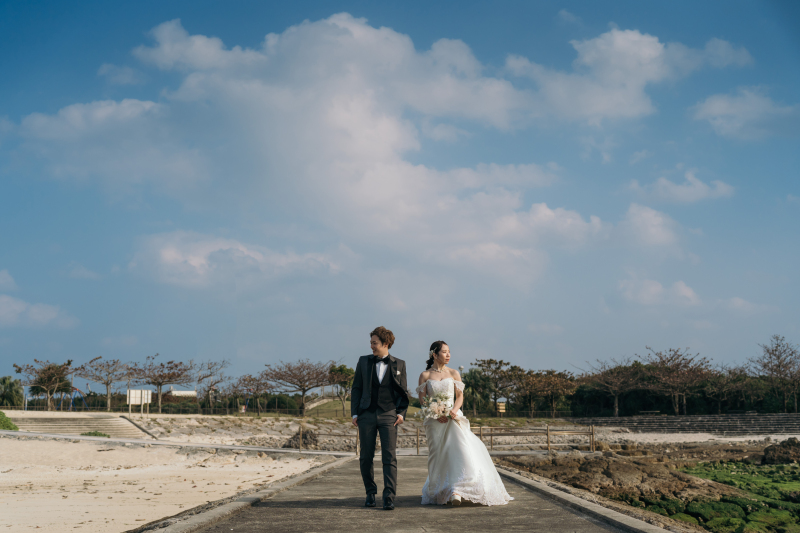 撮影中のサプライズも思い出に✈️沖縄のビーチで叶えるウェデングフォト