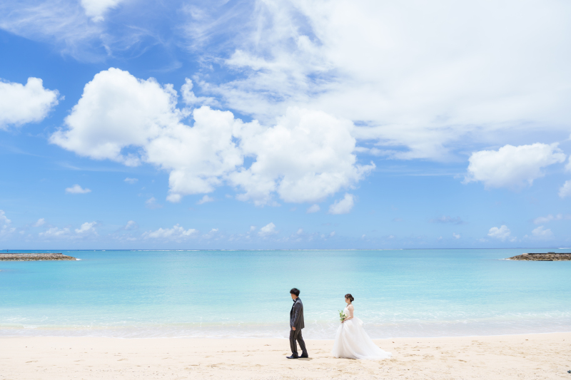 青空と海のブルーに包まれて♡自然体で穏やかな時間を楽しむ沖縄ロケーションフォト