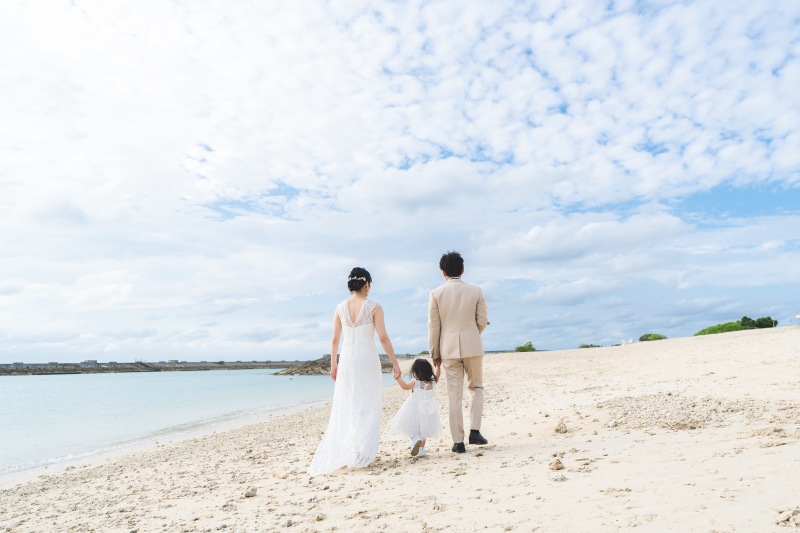 ぎゅっと幸せな3人のひととき♡沖縄の青い海と白い砂浜で叶えるファミリーフォト♡♡