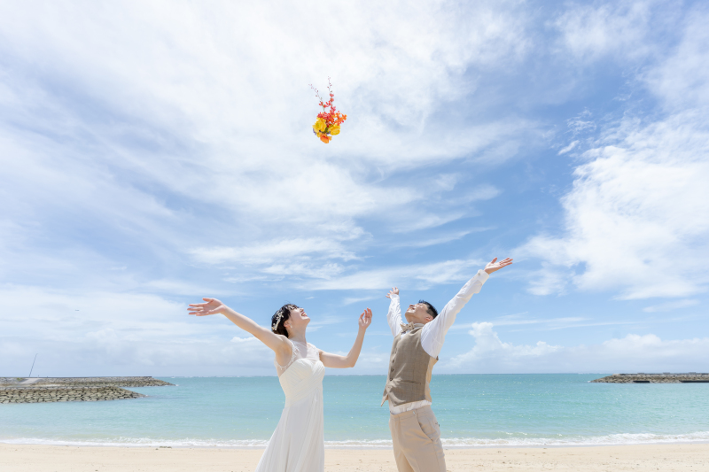 沖縄の海と緑に包まれて♡ドレスチェンジで魅せるおしゃれ花嫁の特別フォトストーリー