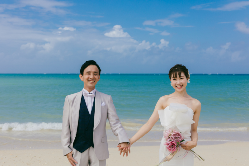 真っ白なドレスを見にまとって