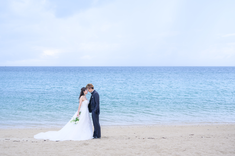 ビビッドな花と海のきらめきの中で♡お気に入りのネックレスが輝く沖縄ウェディング