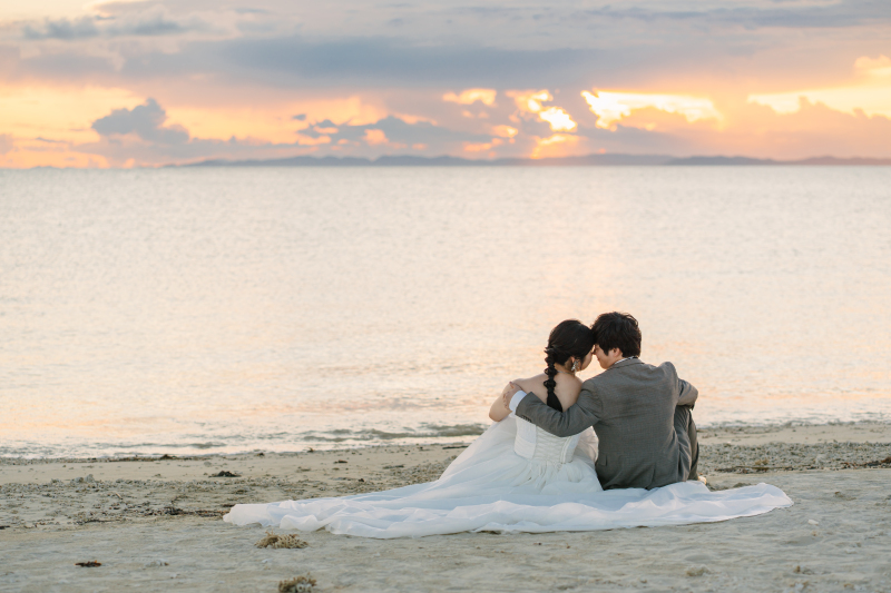 青い海と夕陽に包まれて。幸せの詰まった笑顔はじけるビーチウェディングフォト