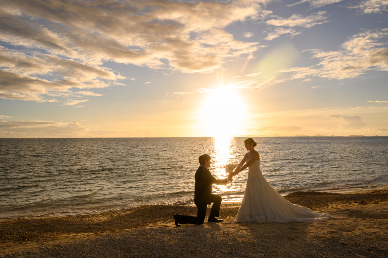 夕陽が包む感動のサンセットプロポーズ♡黄金色の海と空に誓うふたりだけの永遠の瞬間