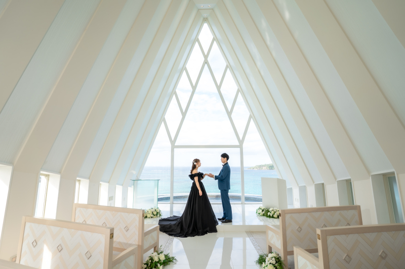 ドレス２着！青い海とチャペルで叶える♡ふたりだけの秘密の結婚式♡