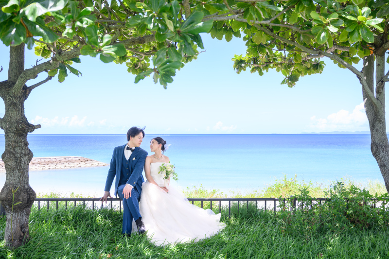 木陰のやさしい光と沖縄ブルーに包まれて♡自然体で過ごすビーチフォトウェディング