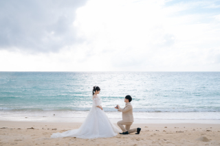 青い海と緑に包まれて誓います♡ふたりらしい笑顔あふれる沖縄フォトウェディング物語
