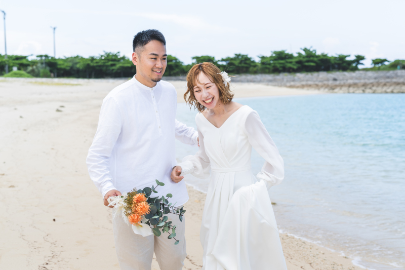 青空と海に映えるおしゃれ夫婦♡笑顔と家族の絆を残す沖縄ビーチフォト