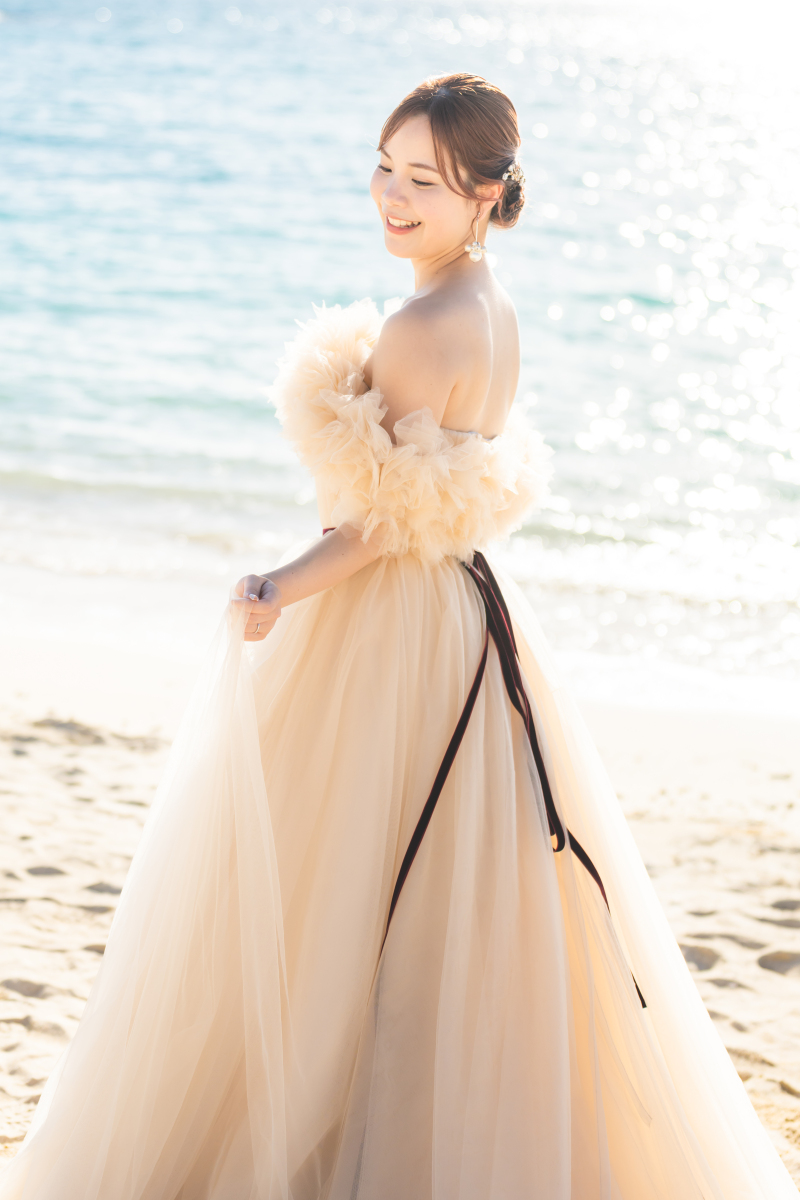 きらめく海を背景に♡カラードレスで撮影した先輩花嫁さんの撮影をご紹介♩