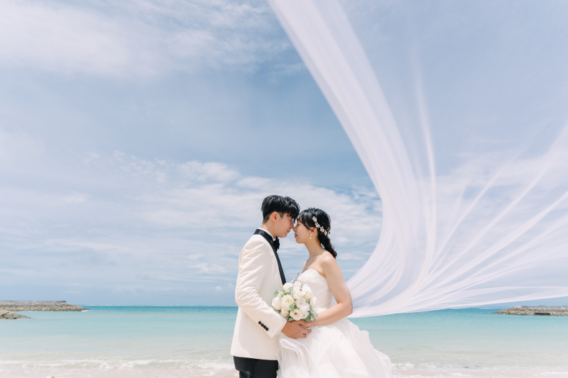 海と空に包まれて♡ベールが舞うビーチフォトと華やかカラードレス撮影プラン