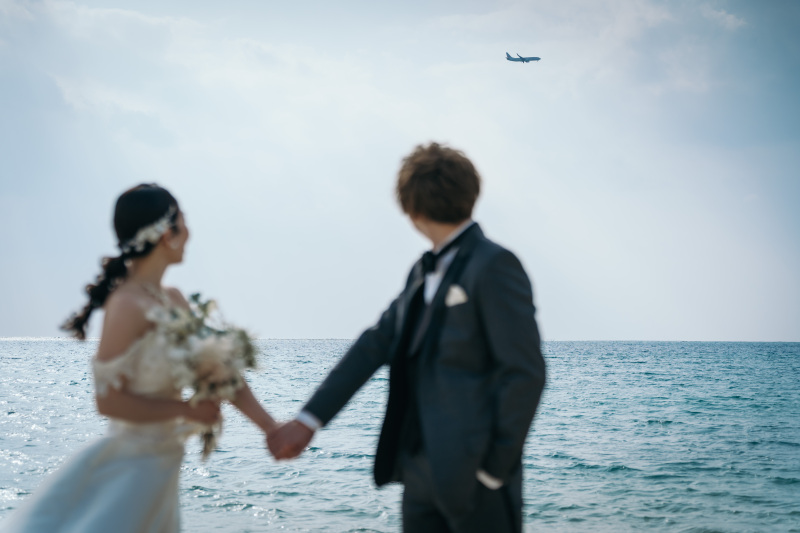 撮影中のサプライズも思い出に✈️沖縄のビーチで叶えるウェデングフォト