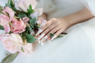 ブーケと指輪に想いを込めて青い海で誓う沖縄ビーチフォトウェディング記念日旅風景色