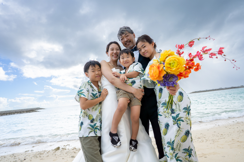 家族みんなで残す沖縄でのビーチフォト♡