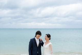 まるで親友のように笑い合う♡なかよしなおふたりの沖縄ウェディングフォトの紹介です