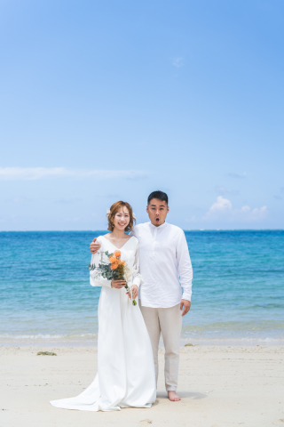 青空と海に映えるおしゃれ夫婦♡笑顔と家族の絆を残す沖縄ビーチフォト