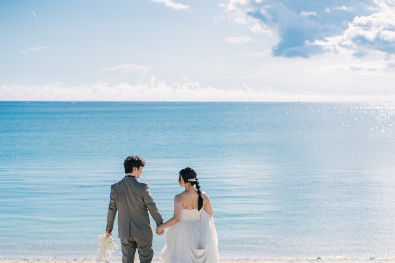 青い海と夕陽に包まれて。幸せの詰まった笑顔はじけるビーチウェディングフォト