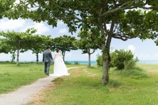青空と海のブルーに包まれて♡自然体で穏やかな時間を楽しむ沖縄ロケーションフォト