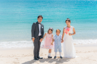 家族で仲良くビーチフォト♡