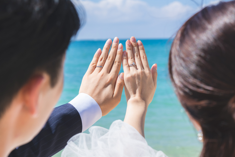 ベールふわり♡海と木陰で笑顔あふれる沖縄ウェディング撮影日和♡ふたりらしさ全開!