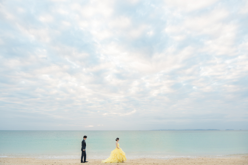 2月撮影のお客様フォト♩スタジオの鮮やかな色彩から、ビーチへ。笑顔あふれる撮影に