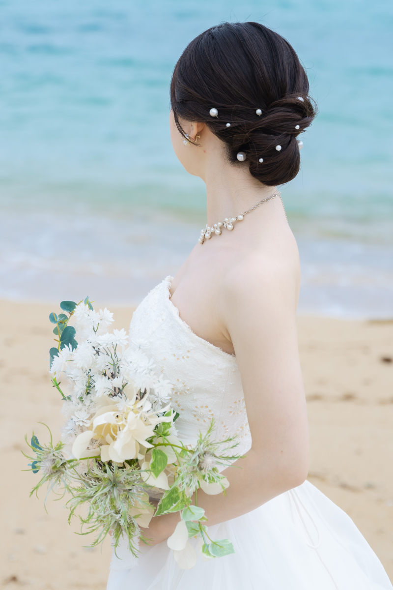海風になじむ3つの花嫁ヘアで魅せる後ろ姿スタイル集♡