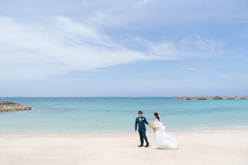 大人可愛いブラックドレスと純白ドレス♡沖縄の海で叶える王道＆上品ウェディング