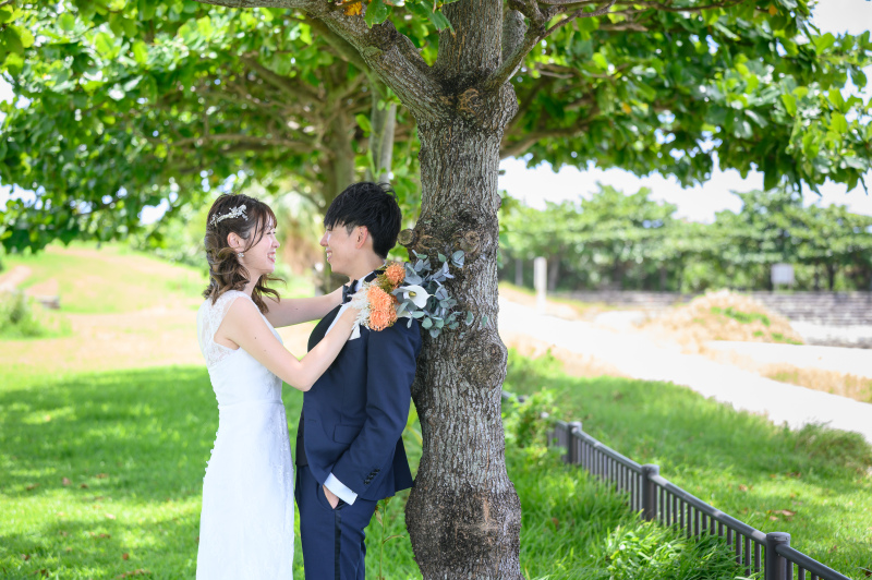 開放的なビーチで幸せ全開の笑顔が弾ける！家族みんなで彩る沖縄ウェディングフォト♡