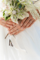 真っ白なドレスを見にまとって