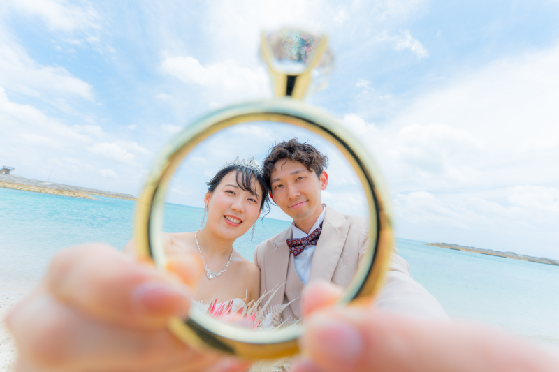 エメラルドグリーンの海が眩しい！お二人の笑顔が弾ける素敵なロケーションフォト！！