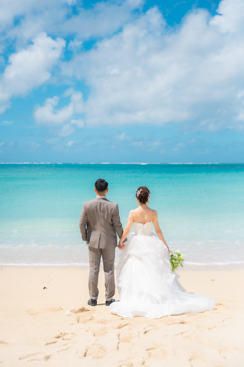 晴天のビーチウエディングフォト