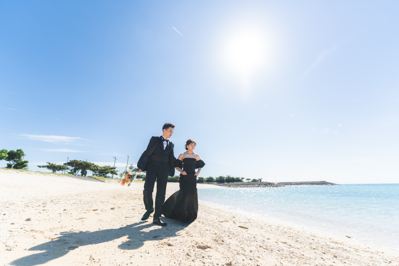 青い海でピース!仲良しおふたりのビーチウェディング♡