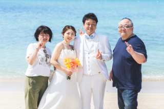 ビーチで撮るファミリーフォト♡