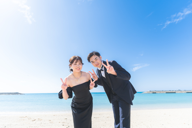 青い海でピース!仲良しおふたりのビーチウェディング♡