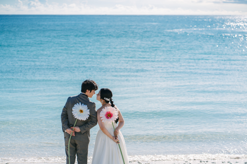 青い海と夕陽に包まれて。幸せの詰まった笑顔はじけるビーチウェディングフォト
